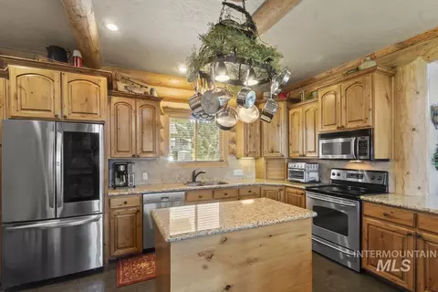 Kitchen - 135 Par Dr, Cascade, ID 83611 photo 3 of 4