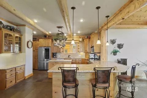Kitchen - 135 Par Dr, Cascade, ID 83611 photo 2 of 4
