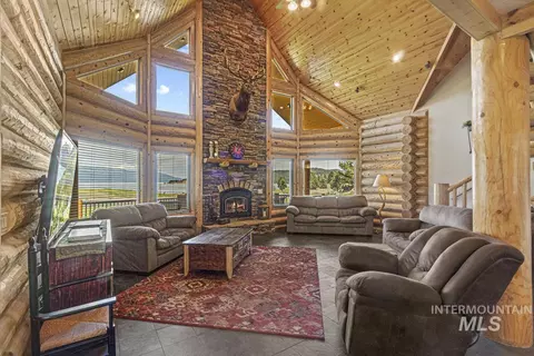 Living - 135 Par Dr, Cascade, ID 83611 photo 1 of 3