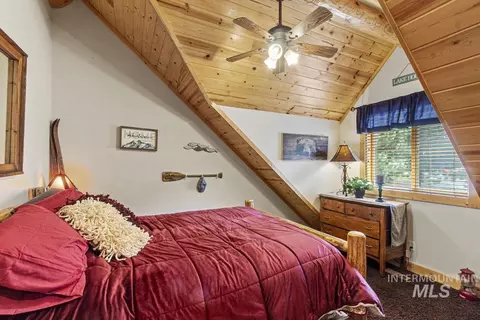 Bedroom - 135 Par Dr, Cascade, ID 83611 photo 3 of 5