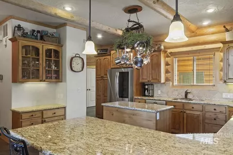 Kitchen - 135 Par Dr, Cascade, ID 83611 photo 4 of 4