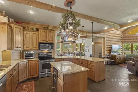 Kitchen - 135 Par Dr, Cascade, ID 83611 photo 1 of 4