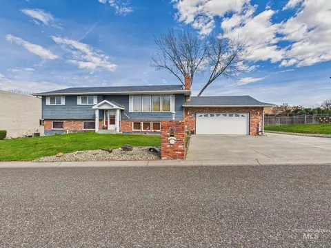 3585 Country Club Dr, Lewiston, ID 83501