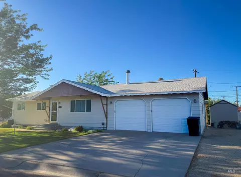 300 Dennis Dr, Burley, ID 83318