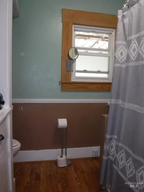Bath - 1206 9th Ave E, Twin Falls, ID 83301 photo 1 of 1