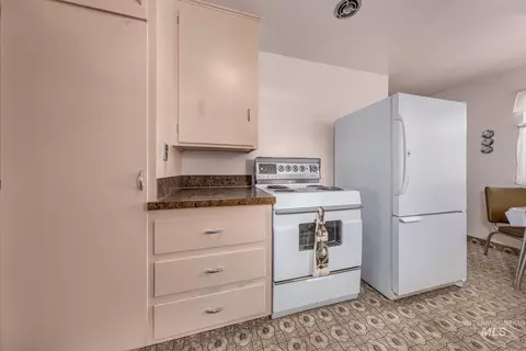 Kitchen - 116 Pioneer Rd, Weiser, ID 83672 photo 2 of 3