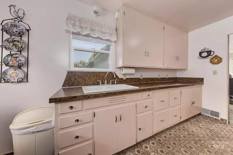 Kitchen - 116 Pioneer Rd, Weiser, ID 83672 photo 3 of 3