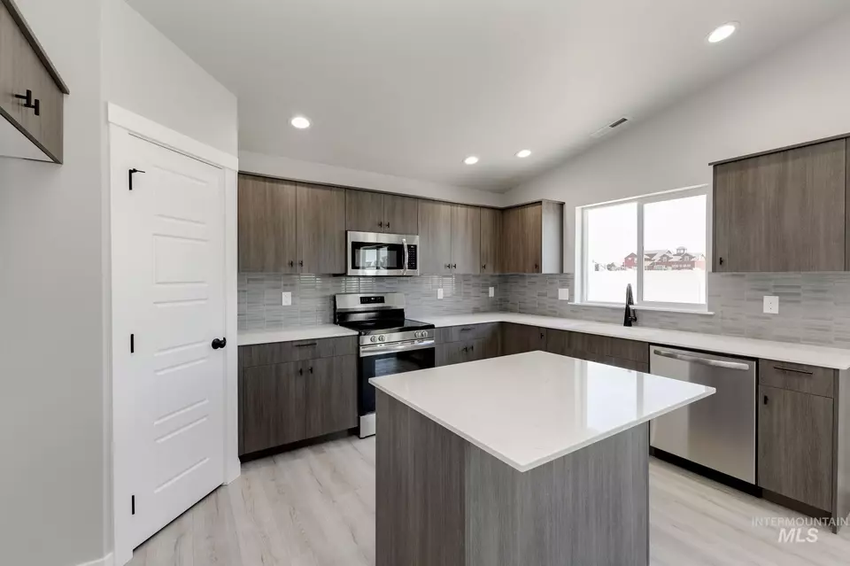 Kitchen - 16760 Sentinel Ave, Caldwell, ID 83607 photo 2 of 3