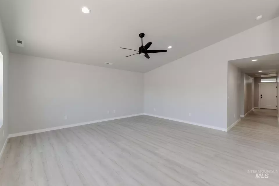 Living - 16760 Sentinel Ave, Caldwell, ID 83607 photo 3 of 4