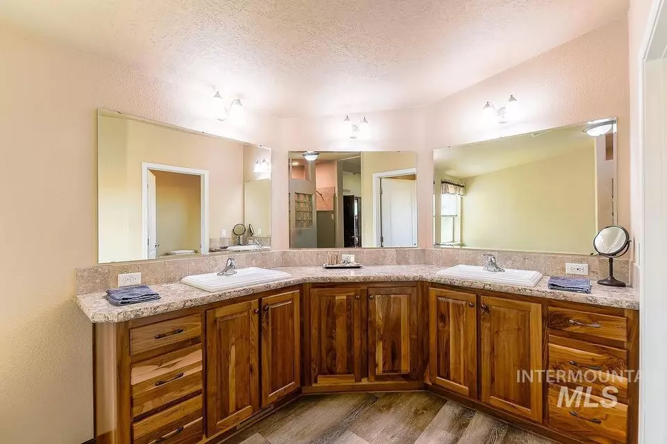 Bath - 414 S Garfield, Genesee, ID 83832 photo 2 of 4