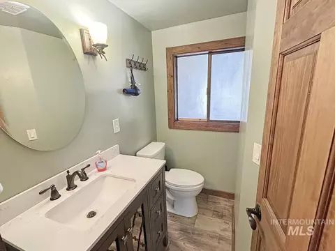 Bath - 109 Par Dr, Cascade, ID 83611 photo 3 of 3