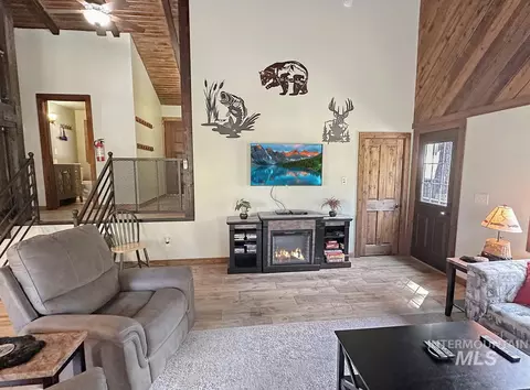 Living - 109 Par Dr, Cascade, ID 83611 photo 2 of 2