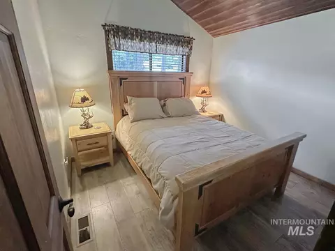 Bedroom - 109 Par Dr, Cascade, ID 83611 photo 3 of 5