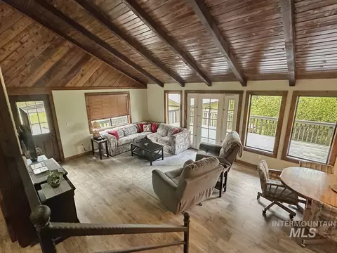 Living - 109 Par Dr, Cascade, ID 83611 photo 1 of 2
