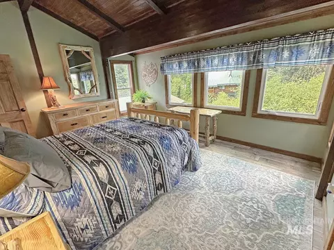 Bedroom - 109 Par Dr, Cascade, ID 83611 photo 2 of 5