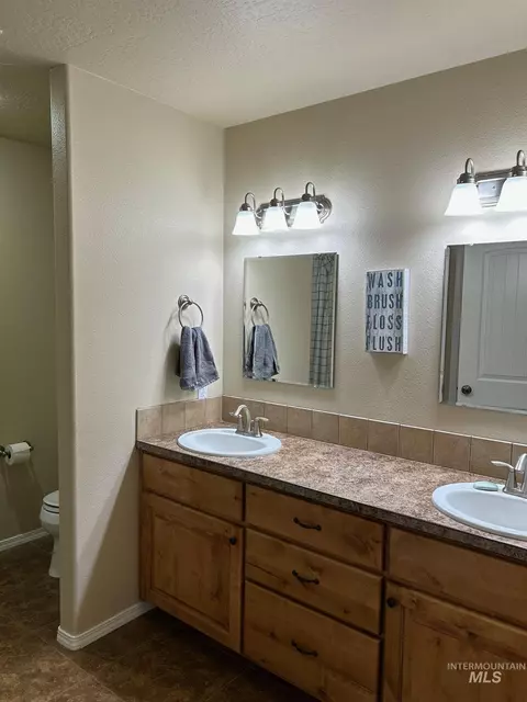 Bath - 3091 Echo Rd, Nyssa, OR 97913 photo 3 of 4