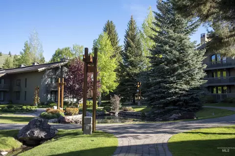 846 Lodge Ii Apartments Dr, Sun Valley, ID 83353