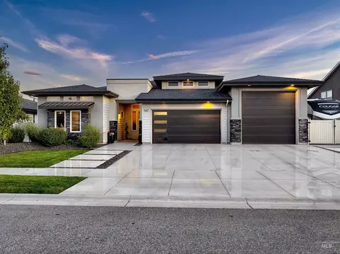 547 W Oak Springs Dr, Meridian, ID 83642