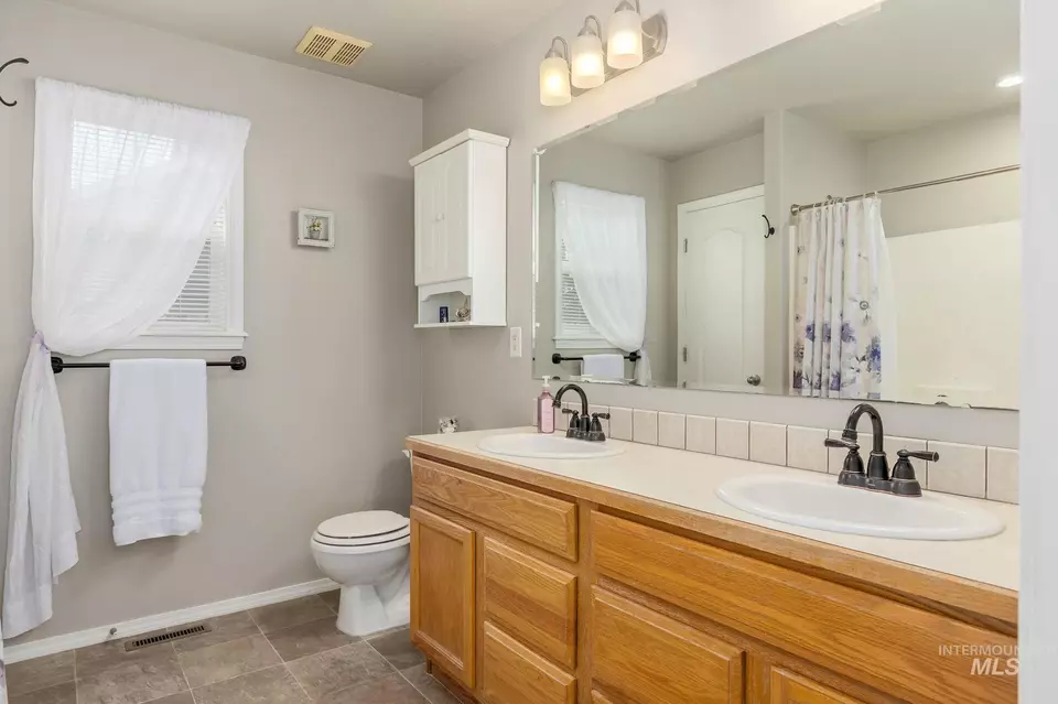 Bath - 1449 St James, Middleton, ID 83644 photo 1 of 3