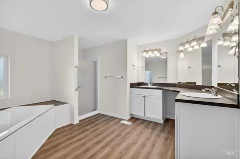 Bath - 128 E Persimmon St, Genesee, ID 83832 photo 1 of 5
