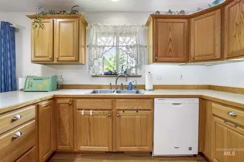 Kitchen - 916 17th Ave E, Jerome, ID 83338 photo 2 of 4