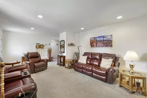 Living - 916 17th Ave E, Jerome, ID 83338 photo 2 of 3