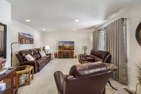 Living - 916 17th Ave E, Jerome, ID 83338 photo 3 of 3
