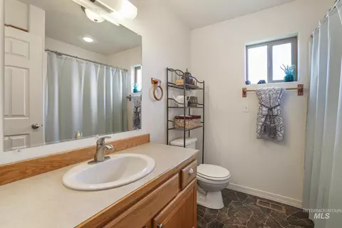 Bath - 916 17th Ave E, Jerome, ID 83338 photo 2 of 2