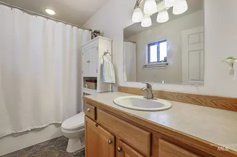 Bath - 916 17th Ave E, Jerome, ID 83338 photo 1 of 2
