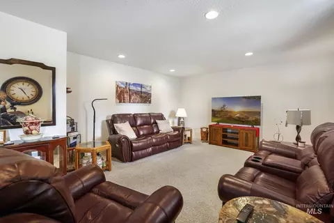 Living - 916 17th Ave E, Jerome, ID 83338 photo 1 of 3