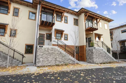 429 E Water Pocket Ln, Garden City, ID 83714