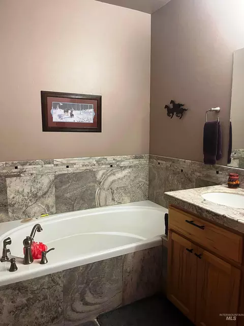 Bath - 2195 Kilborn Ln, Mesa, ID 83643 photo 1 of 3