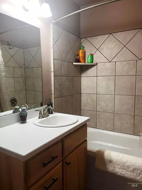 Bath - 2195 Kilborn Ln, Mesa, ID 83643 photo 2 of 3