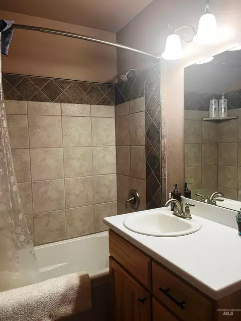 Bath - 2195 Kilborn Ln, Mesa, ID 83643 photo 3 of 3
