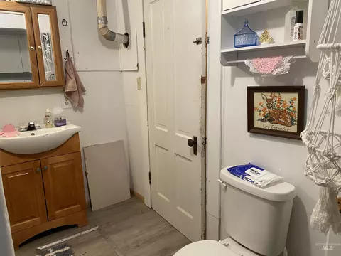 Bath - 502 E Ct, Weiser, ID 83672 photo 1 of 3