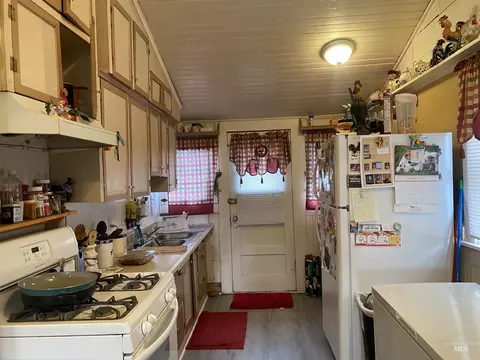 Kitchen - 502 E Ct, Weiser, ID 83672 photo 2 of 3