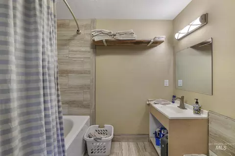 Bath - 409 1st St E, Hansen, ID 83334 photo 3 of 3