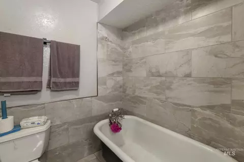 Bath - 409 1st St E, Hansen, ID 83334 photo 1 of 3