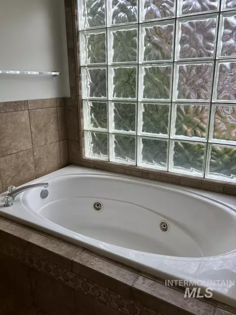 Bath - 1133 N Torrey Pnes, Eagle, ID 83616 photo 1 of 4