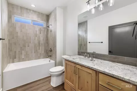 Bath - 527 Falling Leaf Ln, Twin Falls, ID 83301 photo 1 of 4