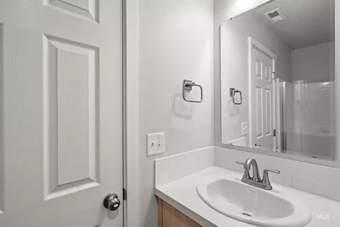 Bath - 1647 Dyer St, Middleton, ID 83644 photo 2 of 2