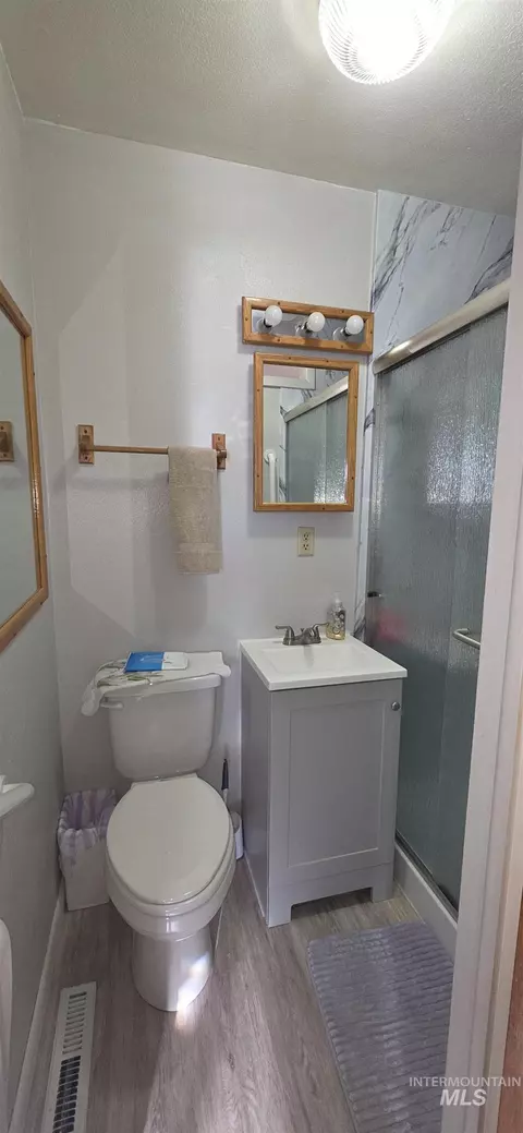 Bath - 103 S 650 E, Burley, ID 83318 photo 3 of 3