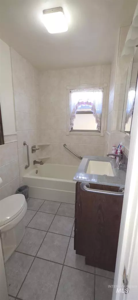 Bath - 103 S 650 E, Burley, ID 83318 photo 2 of 3
