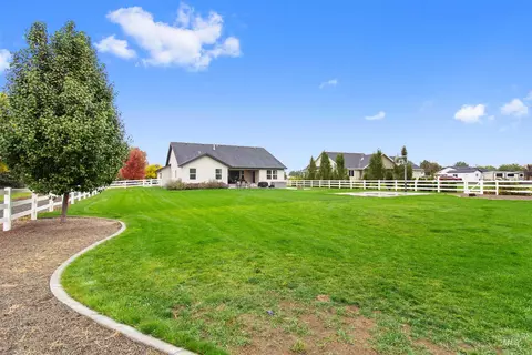 Exterior - 919 9th Ave E, Gooding, ID 83330 photo 8 of 17