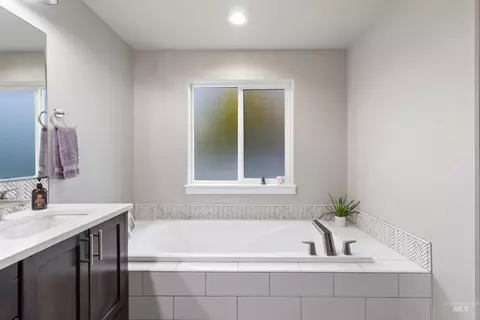 Bath - 919 9th Ave E, Gooding, ID 83330 photo 1 of 5