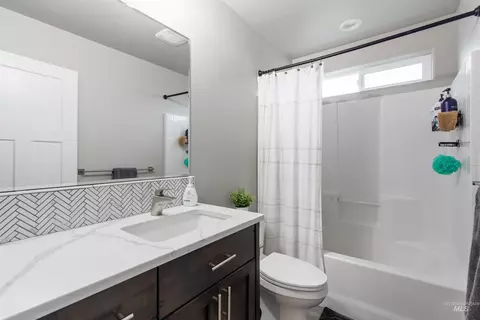 Bath - 919 9th Ave E, Gooding, ID 83330 photo 4 of 5
