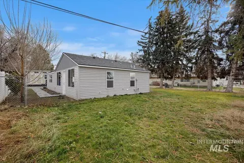 Exterior - 711 E Ave D, Jerome, ID 83338 photo 7 of 11