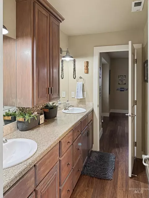 Bath - 2425 S Chipper Way, Eagle, ID 83616 photo 4 of 5