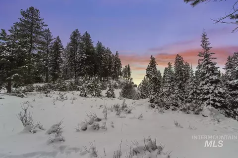 16 Sarah Way, Cascade, ID 83611