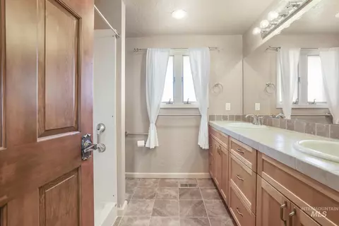 Bath - 298 S 300 E, Jerome, ID 83338 photo 1 of 2